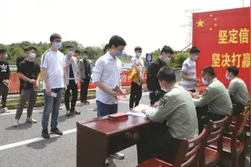 创新征兵宣传方式改变体检政考模式 江西青年学子涌向军营图片