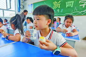 农村小学生吃上“暖心课间餐”图片