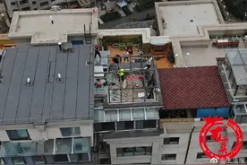 32层楼顶“长出”别墅，还有木质连廊、休闲椅！拆了图片