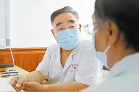 载誉归来后，张伯礼一如往常按时出诊图片