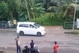 印度一司机侧方停车技术高超 不到一分钟停进狭窄空位图片