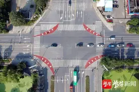 路口新划红色区域干啥用的？这个区域是机动车右转危险区，提醒您小心避让图片