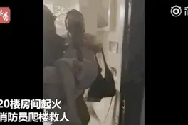 消防员救人累瘫在地，大爷大妈的这个举动太暖了图片