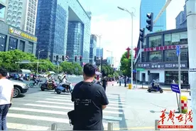 男子过马路闯红灯被民警拦下 发朋友圈集赞来免予处罚图片