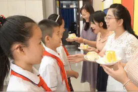 小猪寻味|老师的专属幸福 学生亲手制作水果蛋糕甜满心头