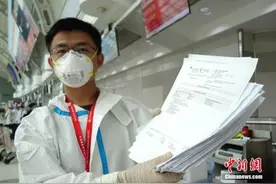 加拿大赴华直飞航班乘客开始凭核酸检测阴性证明登机图片