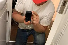 这是一场有“味道”的求婚！时机选在了女友蹲马桶时……图片