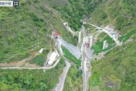 云南全长202公里大临铁路最后一座隧道贯通 全线年内建成通车图片