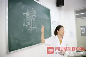 高校解剖课教师：拿着手术刀上讲台，给未来医生当老师图片