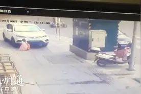 10岁女孩蹲地整理书包，小车从身上碾过！警方连夜通报图片