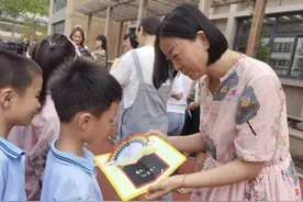 惊喜！教师节到了，这所学校学生给老师发奖状图片