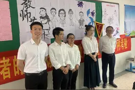 衢州一初三班级学生画老师漫画像挂教室；老师：猝不及防，很感动图片