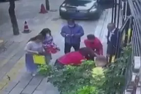 33秒丨暖心！抱娃女子昆明街头突然晕倒 路过市民合作救援送医视频封面
