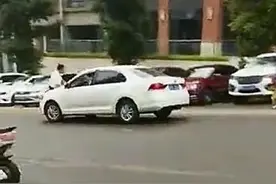 四川资阳男子趴引擎盖被轿车顶行 警方：嫌疑人被控制，被顶男子系物业人员图片