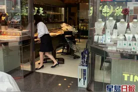 香港又发生抢劫案，3人手持大铁锤洗劫珠宝店，警方随即展开搜捕行动图片