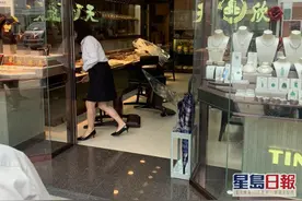 香港又发生抢劫案，3人手持大铁锤洗劫珠宝店，警方随即展开搜捕行动图片