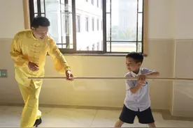 语文老师教体育、音乐老师教语文……春晖小学教师节推出课堂反转 孩子们惊喜连连图片