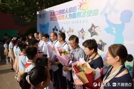 教师节，济南这些小学生送拥抱谢师恩！为教龄30年的老师献花图片