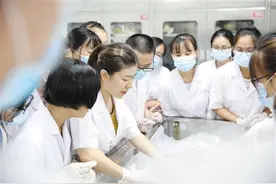 划线、切开、剥皮……这位解剖课教师拿着手术刀上讲台图片