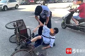 三轮车倒地七旬老人受伤 民警变身“修车工”救助图片