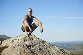 男子赤脚9天跑完三座山 打破世界纪录图片