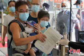 香港新一期居屋接受申请 众多市民排队领表图片