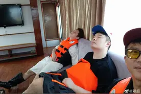 拍变形记？邓超黄渤鹿晗陈赫录新综 集体累瘫大睡图片