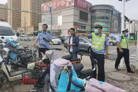 菏泽市东明县交警部门严查电动车不挂牌上路图片