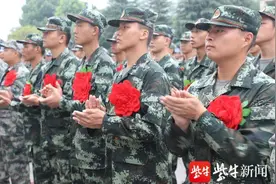 江苏省阜宁县欢送新兵入伍   190名新兵告别家乡奔赴军营图片