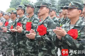 江苏省阜宁县欢送新兵入伍   190名新兵告别家乡奔赴军营图片