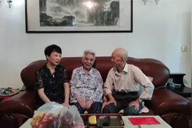 内江市委常委、组织部部长苟小莉走访慰问抗战离休干部图片