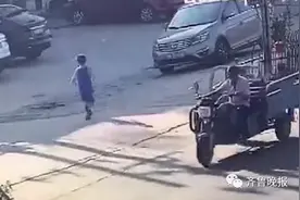 孩子怕打针逃离医院50公里，民警出动寻人，监控视频里看到他一直在走图片