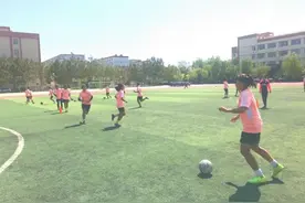 足球助西北农村女孩圆梦图片