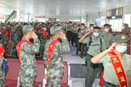 河南焦作：入伍新兵车站偶遇退伍老兵图片
