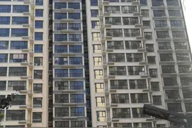 涿州一小区18层楼违建加盖5层，业主无法办理房产证，官方：违建楼层已由拆除改为没收处理图片