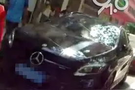 杭州民警街边徒手翻垃圾？围观群众却纷纷叫好图片