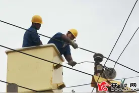 挖土车不慎挖断高压线国网 开封供电公司快速抢修保供电图片