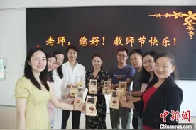 武汉一高校学子特制中药香皂谢师恩图片