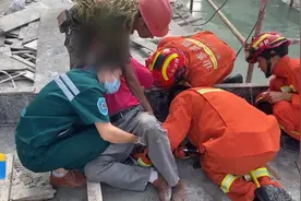 31秒丨看着都疼……枣庄一男子工地不慎摔倒 20厘米钢筋刺入臀部图片