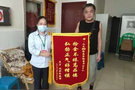 “破旧塑料袋”落在公交车上，公交职工“不嫌脏”找到失主图片