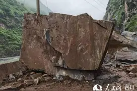 四川甘孜境内G248国道岩石坍塌处已抢通图片