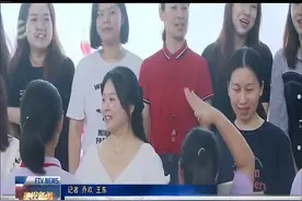 新闻特写：学生们手绘奖状谢师恩视频封面