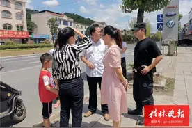桂林8岁小男孩偷偷跑出学校，独自在街头大哭，背后原因让人心酸…图片