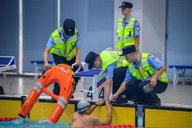 武装泅渡惊艳亮相，“水上飞翼”救人，武汉警方水上实战练兵堪比电影大片图片