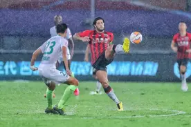 雨战，这球怎么踢？上港给出正确答案图片