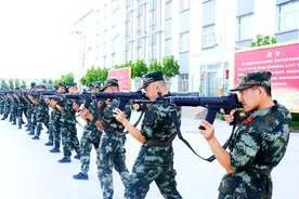 用训练书写血性，洒汗水浇灌担当图片