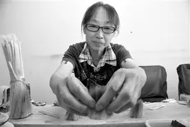 胡魁章毛笔 纸香墨色里的 百年传奇图片