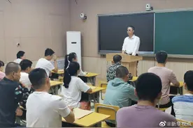 身处黑暗的“光明使者”图片