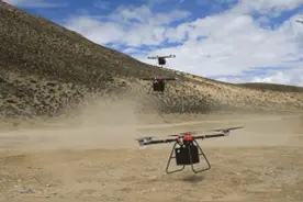 “蜂群”空投！西藏军区演练无人机为前线战场送热食视频封面