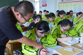 记录老师的一天，却看到千万教师的影子：“希望他们每个同学都能走向成功”图片